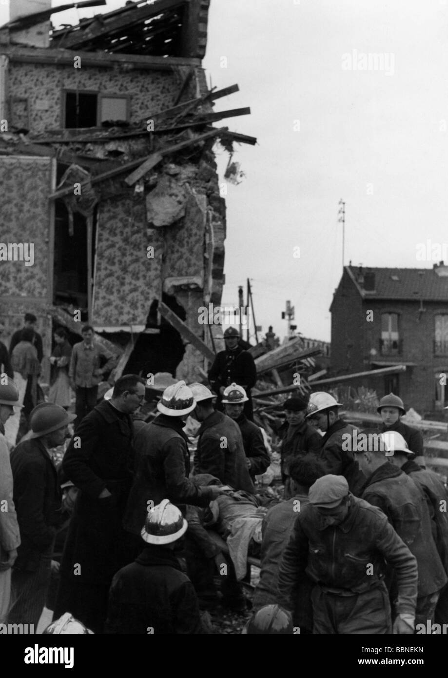 Eventi, Seconda guerra mondiale / seconda guerra mondiale, guerra aerea, Francia 1942 / 1943, raid aereo britannico su un sobborgo di Parigi, 30.5.1942, vigili del fuoco salvataggio feriti, francese, vittima civile, vittime, barella, detriti, 20th secolo, storico, storico, RAF, Royal Air Force, Bombardieri comando, attentato, bloccato, sepolto, intrappolato, persone, 1940s, Foto Stock