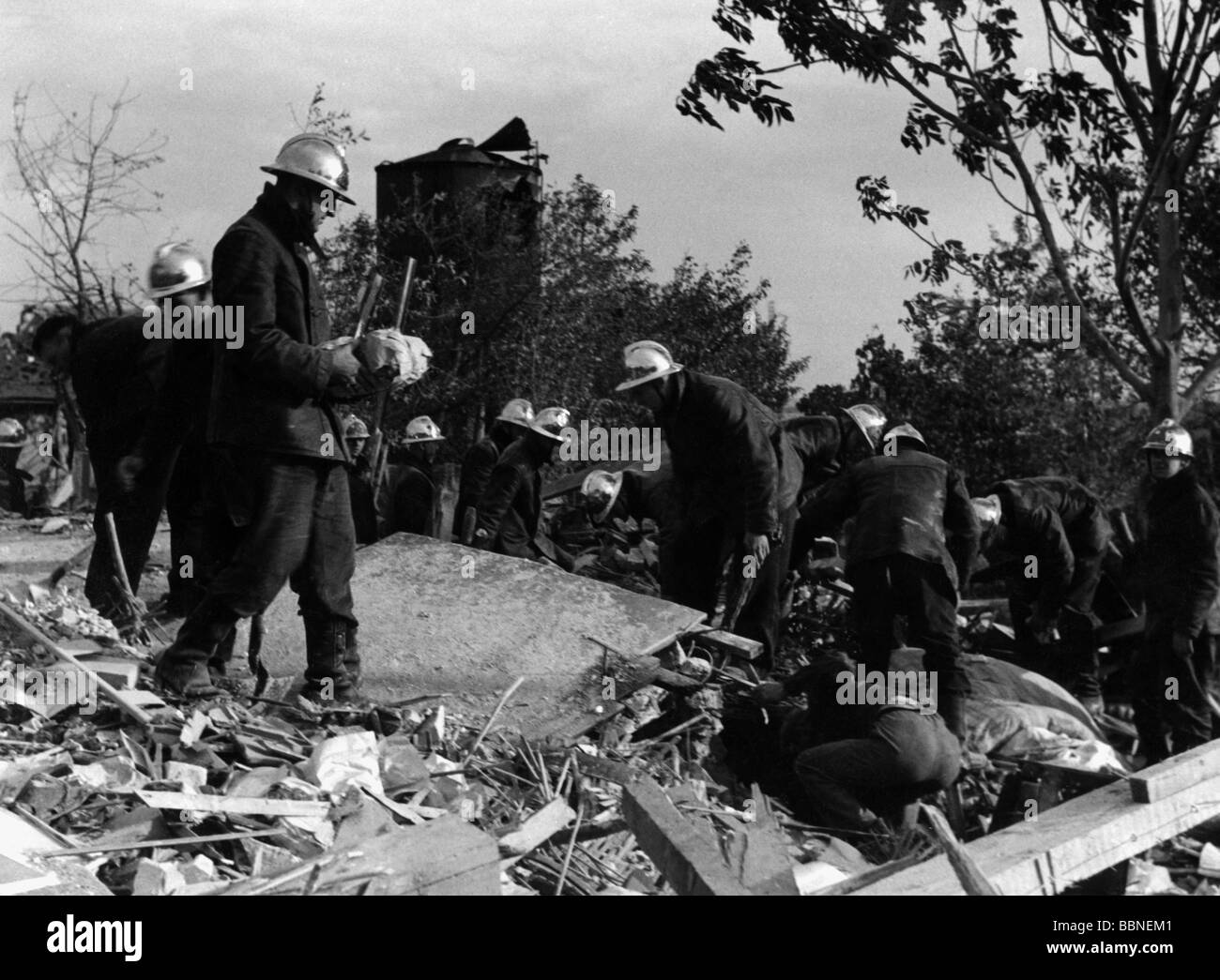 Eventi, Seconda guerra mondiale / seconda guerra mondiale, guerra aerea, Francia 1942 / 1943, raid aereo britannico su un sobborgo di Parigi, 30.5.1942, vigili del fuoco alla ricerca di vittime, francesi, civili, detriti, 20th secolo, storico, storico, RAF, Royal Air Force, Bombarer Command, attacco bombardato, sepolto, bloccato, bloccato, intrappolato, persone, 1940s, Foto Stock