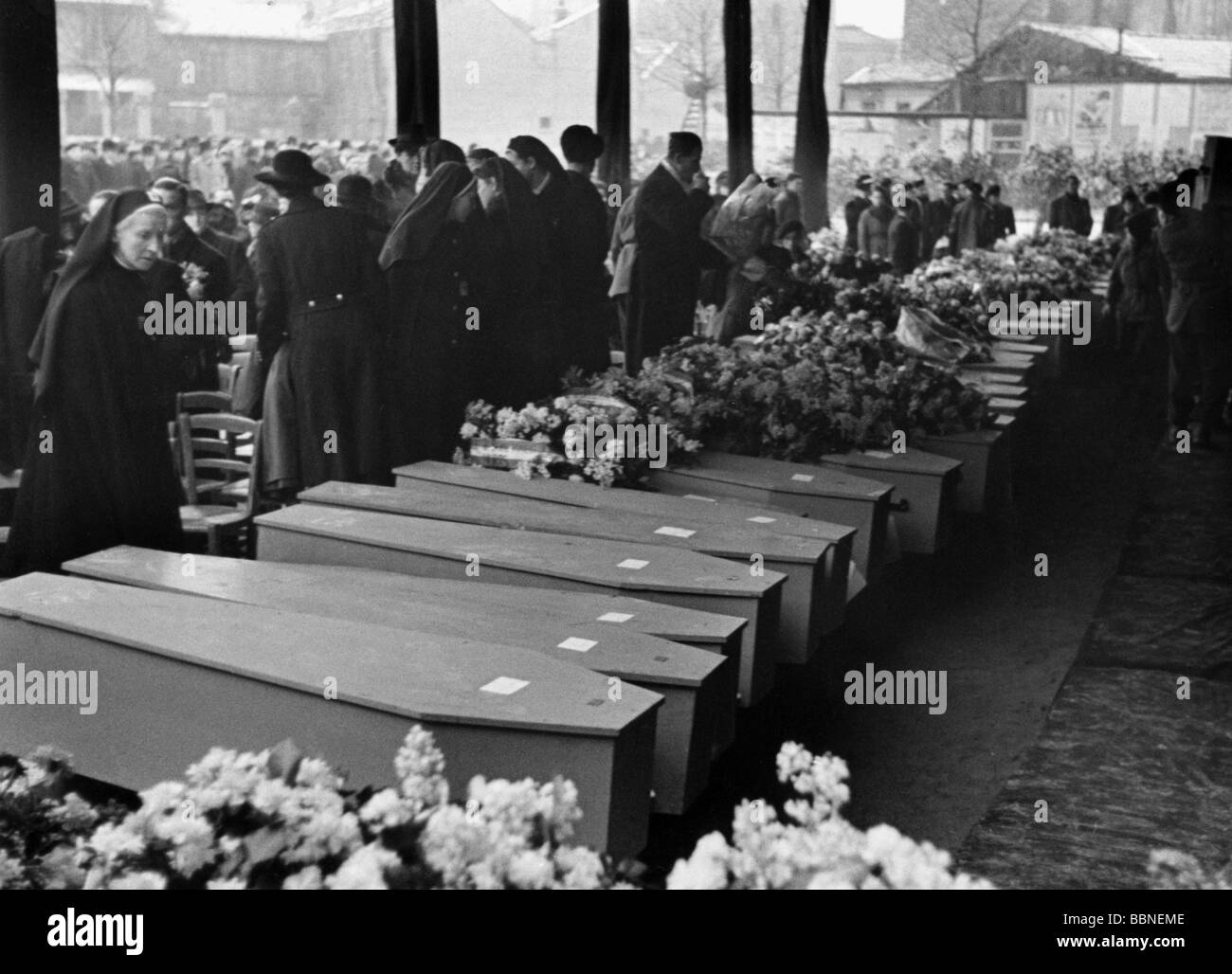 Eventi, Seconda guerra mondiale / seconda guerra mondiale, guerra aerea, Francia 1942 / 1943, raid aereo britannico su Parigi, primi di marzo 1942, che prevede bare con civili uccisi, 20th secolo, storico, storico, RAF, Royal Air Force, Bombardieri comando, attentato, vittime, vittima, morte, morto, bara, deposizione, persone, 1940s, Foto Stock