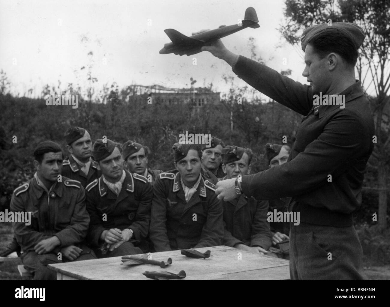 Eventi, Seconda guerra mondiale / seconda guerra mondiale, guerra aerea, persone, Leutnant Herbert Broennle, detentore della Croce del Cavaliere, dimostrando tattiche di lotta, Jagdgeschwader (ala da caccia) 54 'Gruenherz' (Cuori verdi), Francia meridionale, aprile 1943, Foto Stock