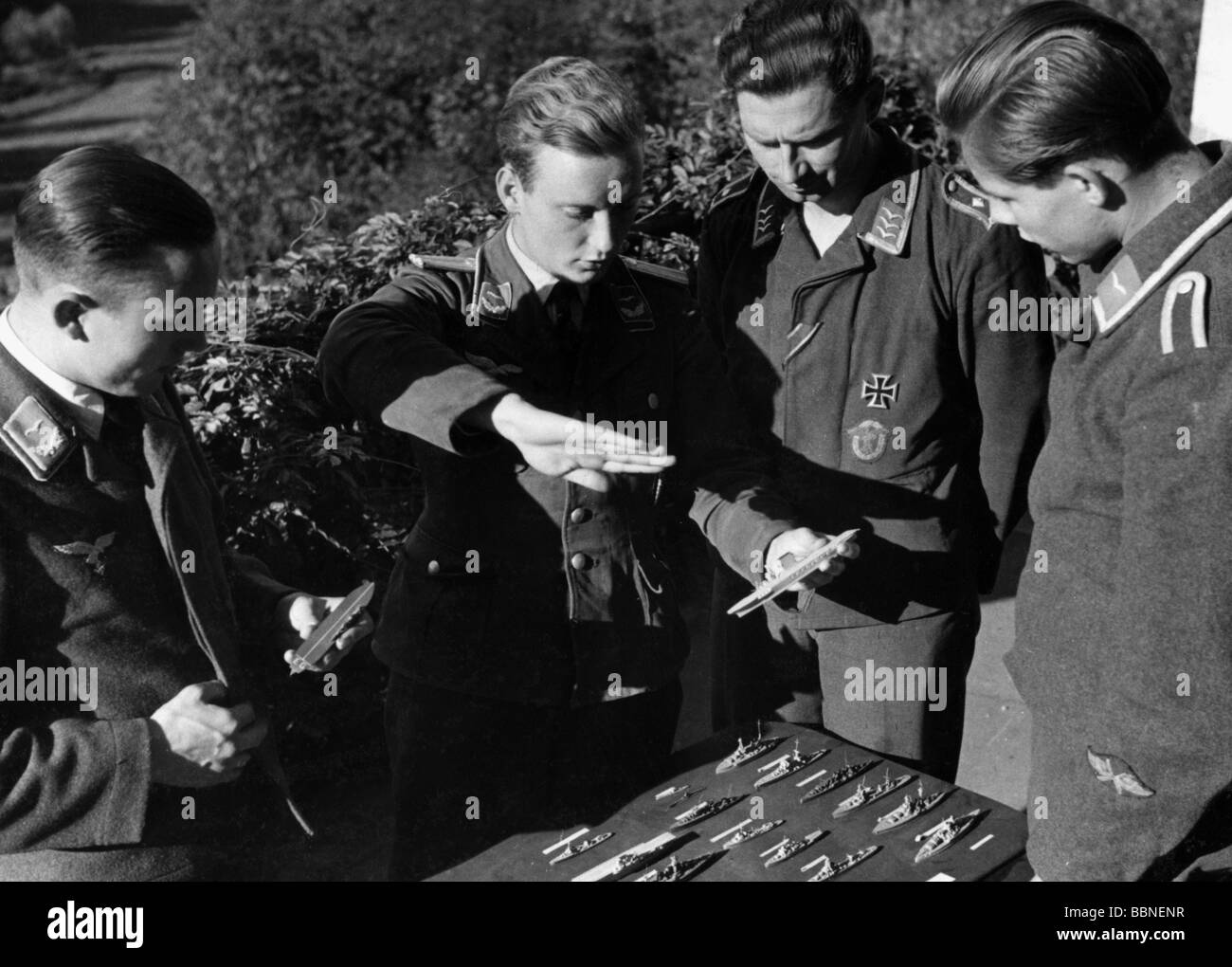 Eventi, Seconda guerra mondiale / seconda guerra mondiale, guerra aerea, persone, bombardieri Luftwaffe o piloti bombardieri che ricevono istruzioni tattiche per attacchi contro le navi, circa 1941, Foto Stock