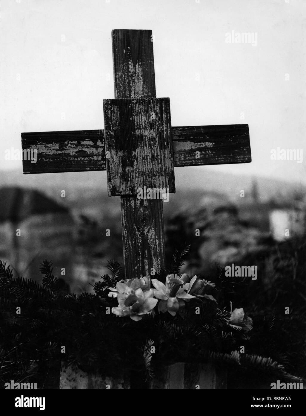 Morte, tombe, croce di legno su una rovina a Pforzheim, in ricordo dei morti ancora sdraiati sotto i detriti della bomba, 1954, Foto Stock