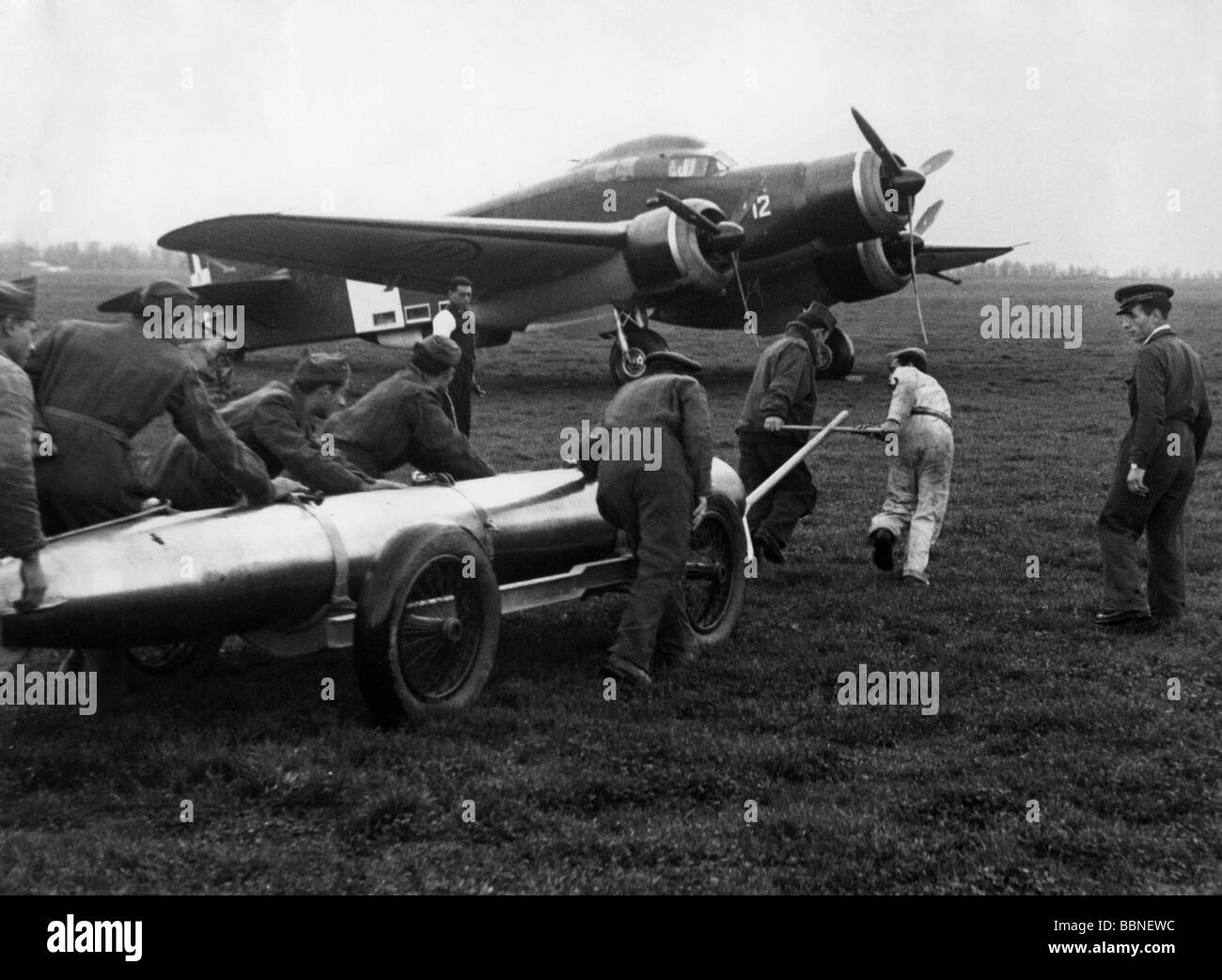 Eventi, Seconda guerra mondiale / seconda guerra mondiale, guerra aerea, aereo, bombardiere italiano Savoia Marchetti SM 79 'parviero' è stato caricato con un siluro, circa 1941, Foto Stock