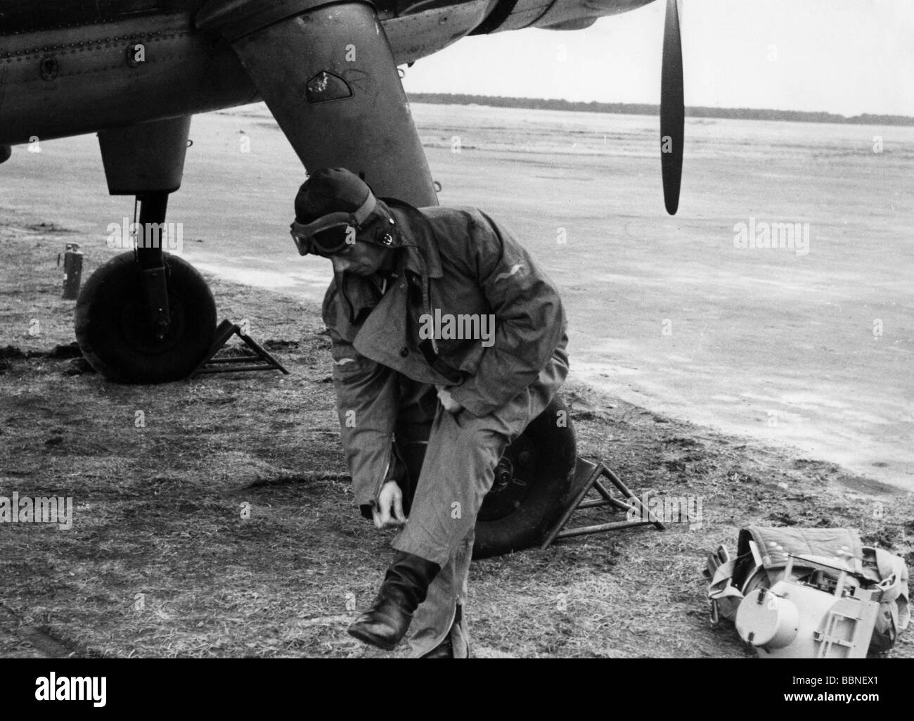 Eventi, Seconda guerra mondiale / seconda guerra mondiale, guerra aerea, persone, osservatore di un aereo tedesco di ricognizione Henschel Hs 126 pronto per una missione, sotto destra la telecamera aerea, circa 1940, Foto Stock