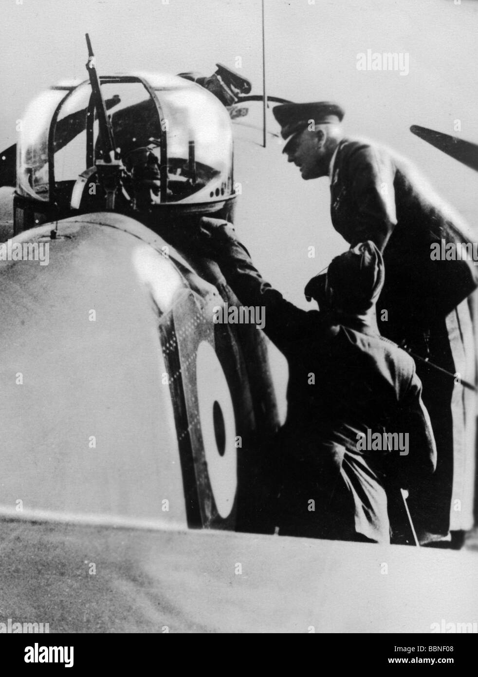 Milch, Erhard, 30.3.1892 - 25.1.1972, generale tedesco, Segretario di Stato del Reich Aviation Ministry 5.5.1933 - 20.6.1944, visita in Gran Bretagna, 1937, ispezione di un aereo bombardiere, , Foto Stock