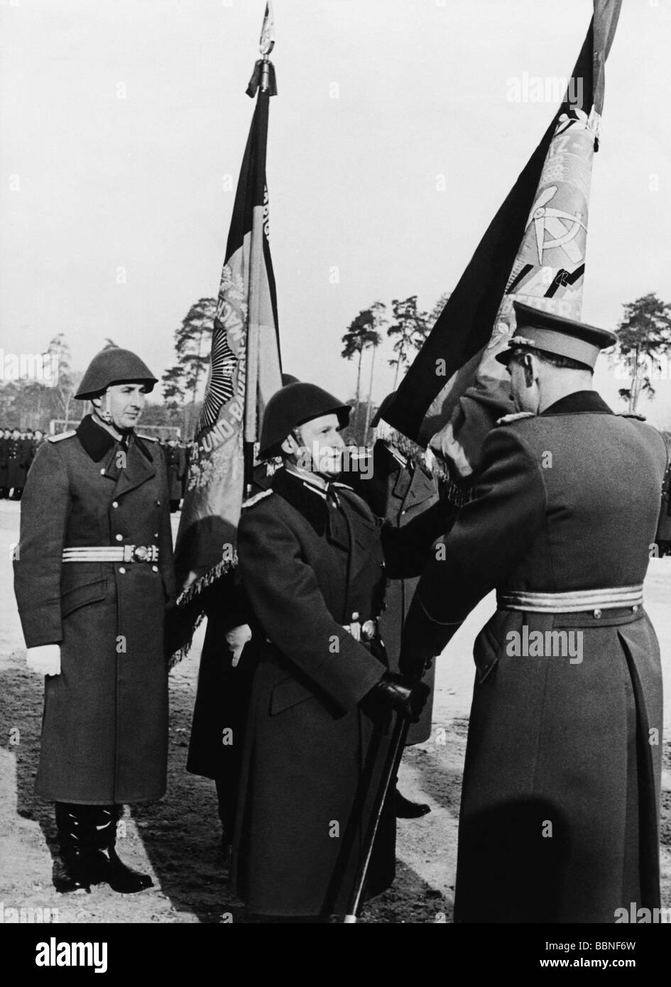 Militare, Germania orientale, Truppe Di Confine, presentazione di colori a 2nd Brigade (colonnello Edwin Maseberg) da City Commandant del maggiore generale Helmuth Poppe di Berlino Est, circa 1961, Foto Stock