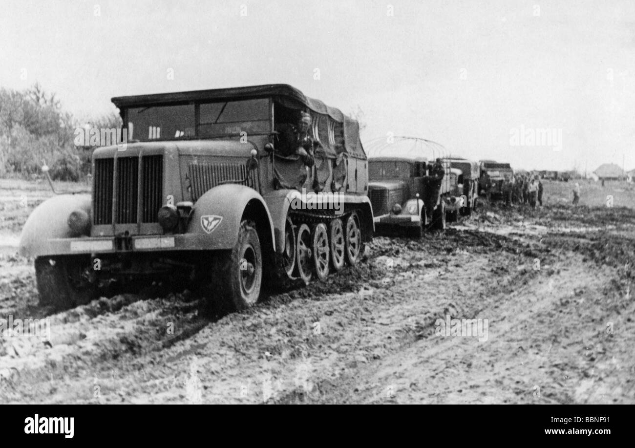 Eventi, Seconda guerra mondiale / seconda guerra mondiale, Russia 1942 / 1943, offensiva tedesca verso Stalingrado, veicoli di una Wehrmacht fornitura battaglione sulla strada per Kotelnikovo, autunno 1942, di fronte a un mezzo trattore cingolato Sonderkraftfahrzeug 7, Foto Stock