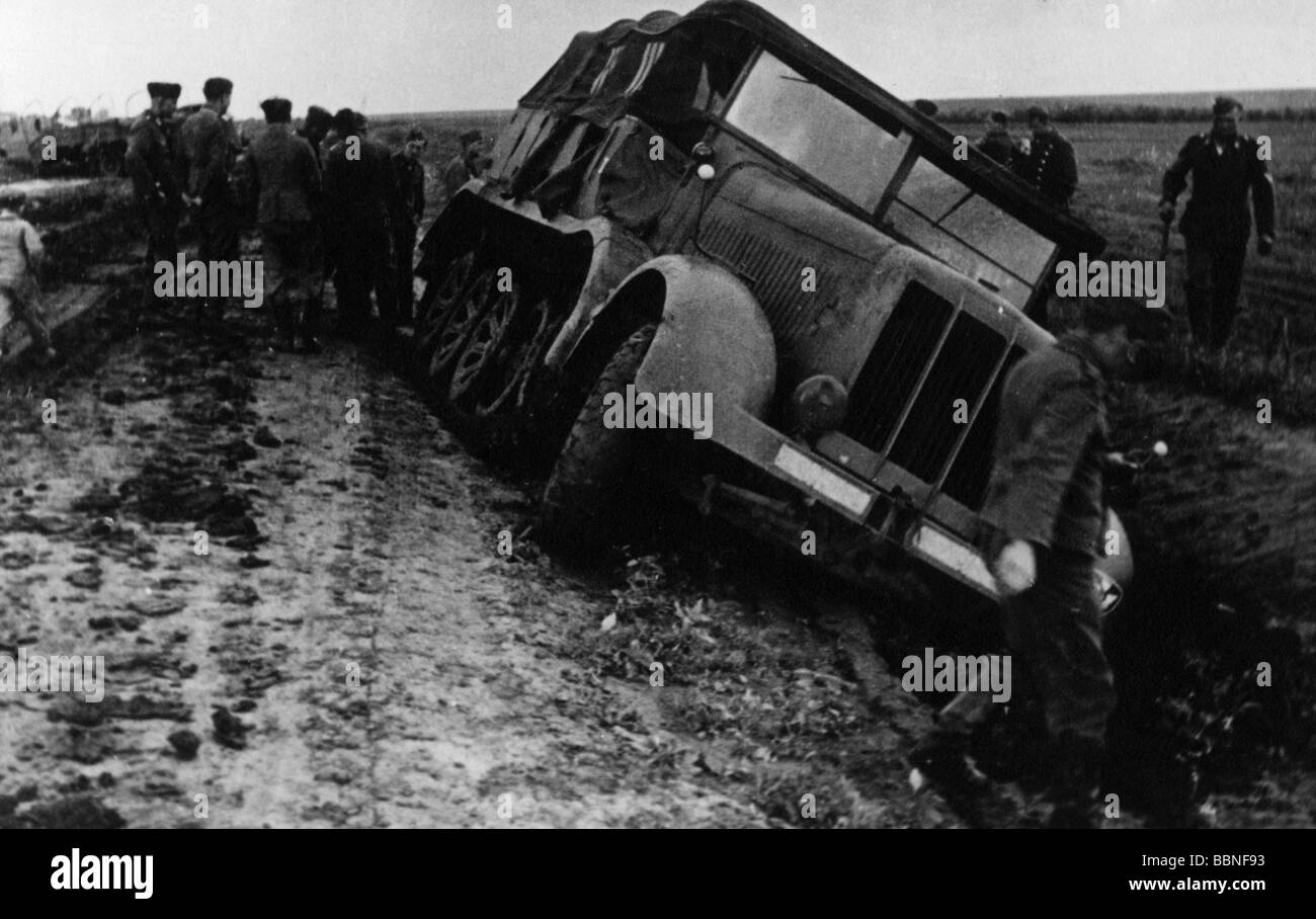 Eventi, Seconda guerra mondiale / seconda guerra mondiale, Russia 1942 / 1943, offensiva tedesca verso Stalingrado, un mezzo veicolo Sonderkraftfahrzeug 7 scivolato fuori da una strada fangosa, autunno 1942, Foto Stock