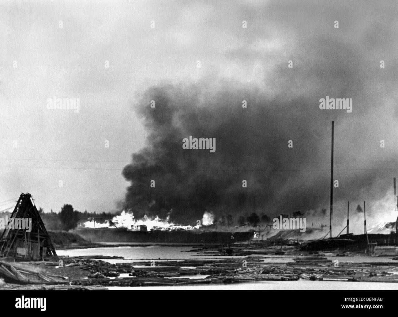 Eventi, Seconda guerra mondiale / seconda guerra mondiale, Finlandia, stabilimento industriale colpito da un incendio di artiglieria, 1944, Foto Stock