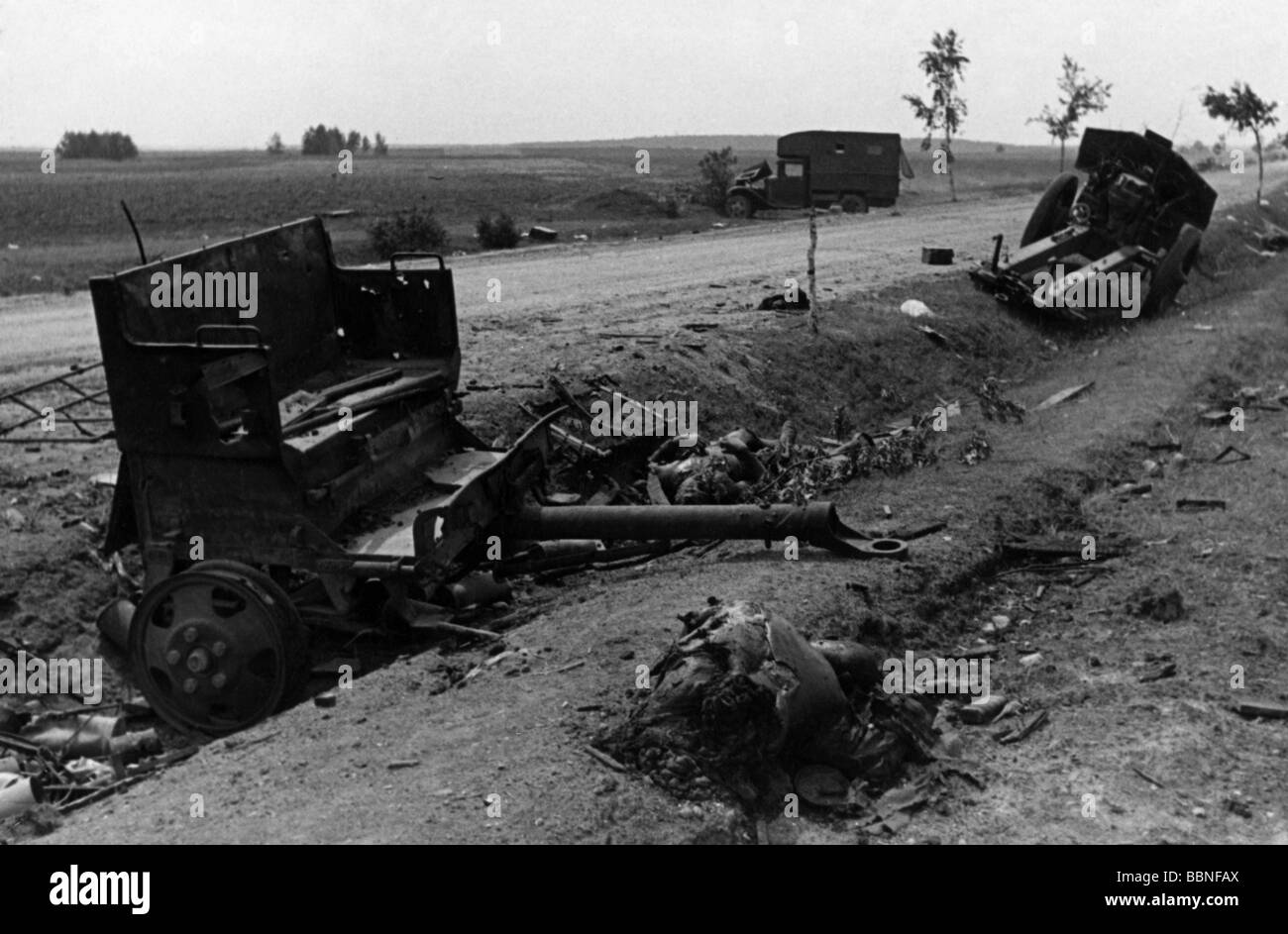 Eventi, Seconda guerra mondiale / seconda guerra mondiale, Russia 1941, colonna sovietica dopo il raid aereo tedesco tra Bialystok e Vaukavysk, distrutto materiale bellico, resti di soldati caduti, luglio 1941, Foto Stock