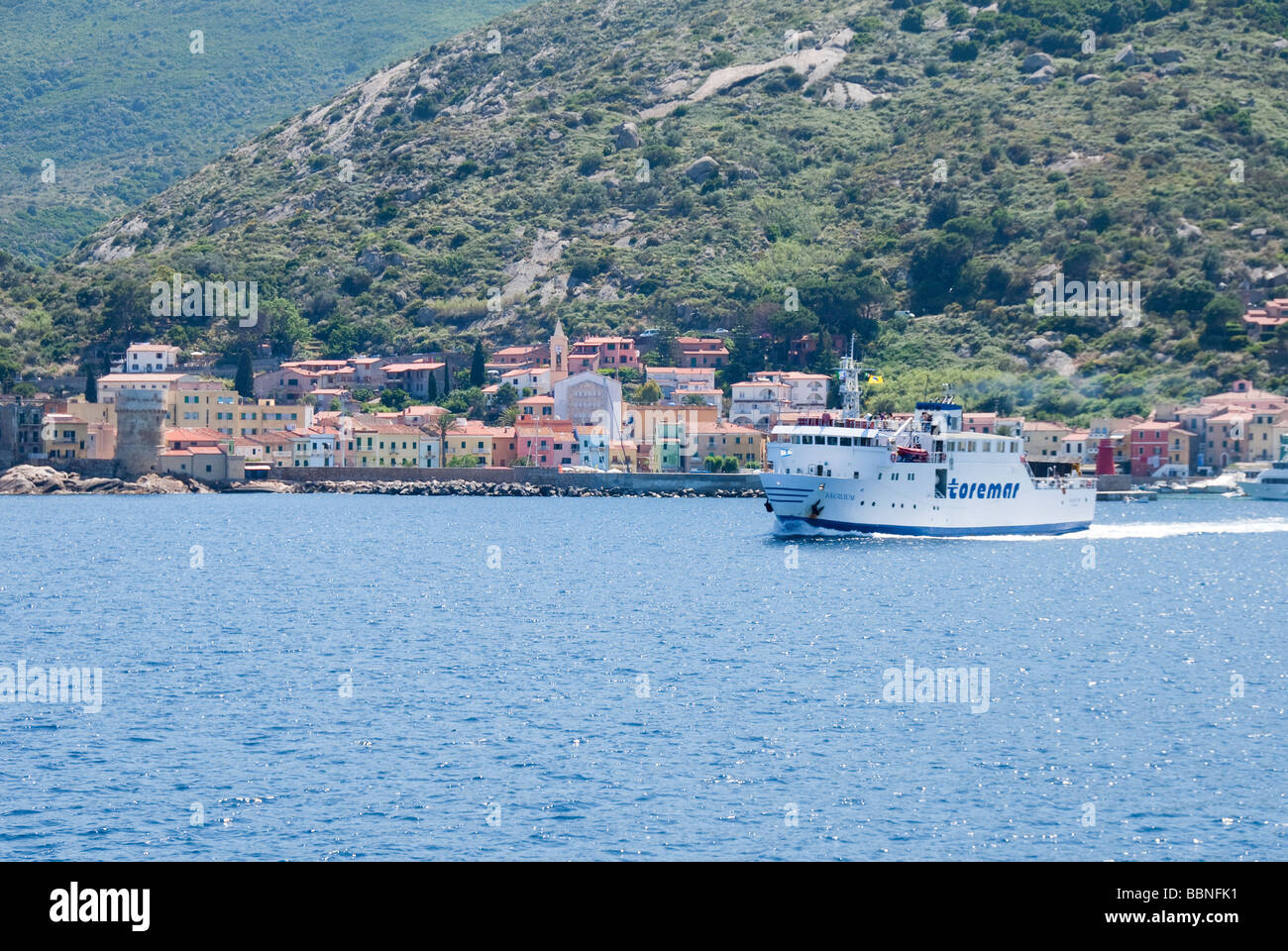 Traghetto in uscita Giglio Porto Isola del Giglio, Toscana Foto Stock