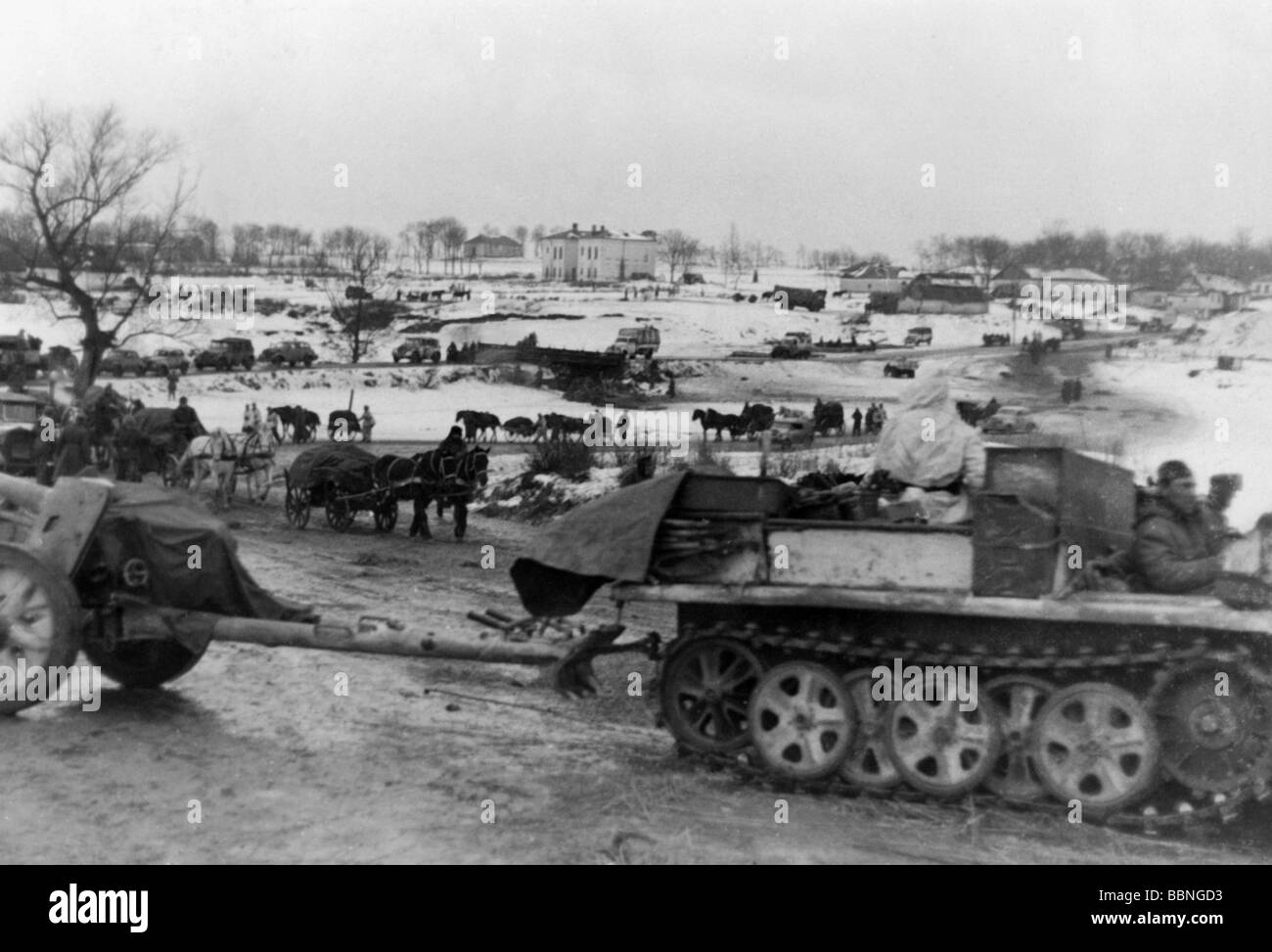 Eventi, Seconda guerra mondiale / seconda guerra mondiale, Russia 1944 / 1945, soldati e veicoli tedeschi durante un contrattacco della Wehrmacht vicino Britskoye, Ucraina, 27.1.1944, in primo piano una pistola anticarro da 75 mm, 7,5 cm Pak 40, colonna, fornitura, rifornimenti, anticipo, inverno, neve, contrattacco, Army Group South, 20th secolo, storico, storico, Unione Sovietica, URSS, Terzo Reich, cavallo e carro, carri, automobili, camion, mezzo circuito, pistole, AT, prime mover, persone, 1940s, Foto Stock