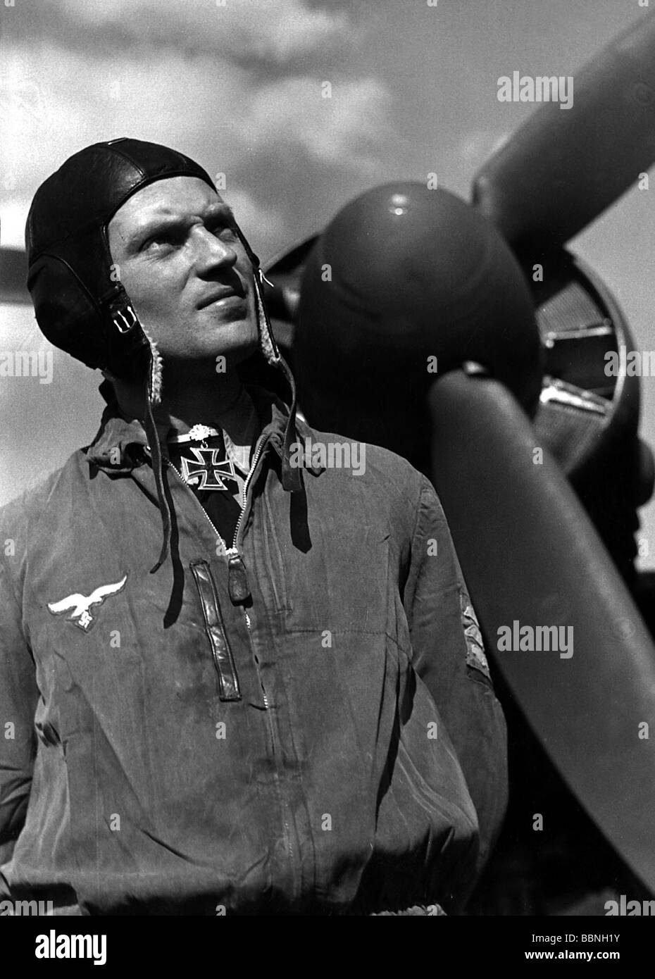 Eventi, Seconda guerra mondiale / seconda guerra mondiale, guerra aerea, persone, Maggiore Hermann Hogeback (25.8.1914 - 15.2.2004), comandante del gruppo 3rd / Kampfgeschwader (ala bomber) 6 della Luftwaffe, Creil, Francia, 13.4.1943, propaganda foto, immagine, detentore della Croce del Cavaliere con foglie di quercia, più tardi tenente colonnello e spade alle sue foglie di quercia, Ufficiale, ufficiali, soldato, motore, Junkers Ju 88, pilota, aviatore, Wehrmacht, Terzo Reich, Germania, 20th secolo, storico, storico, giacca volante, cappello, medaglia, destinatario, destinatari, 1940s, persone, Foto Stock