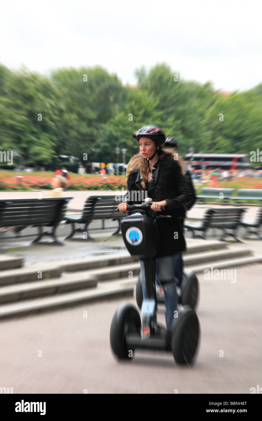 Donna che viaggia nel parco su Segway a Berlino Germania Europa Foto Stock