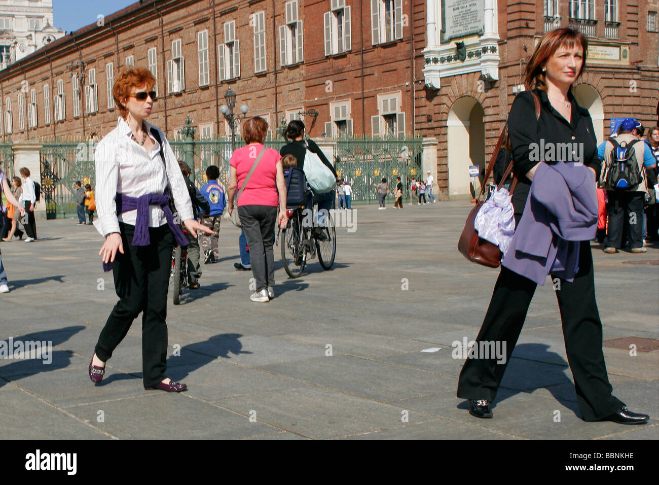 Le donne a piedi in Torino, piazza Castello Foto Stock