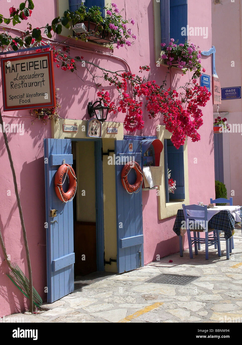 Geografia / viaggi, Grecia, piccolo ristorante con bougainvillea in Fiskardo, Cefalonia, Additional-Rights-Clearance-Info-Not-Available Foto Stock