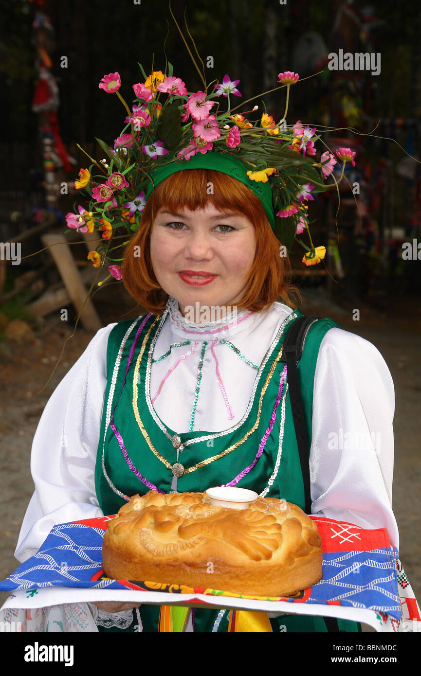 Geografia / viaggi, Russia, a ovest di Yekaterinburg: pane e sale offerto come un segno di benvenuto al confine tra Europa e Asia, Additional-Rights-Clearance-Info-Not-Available Foto Stock
