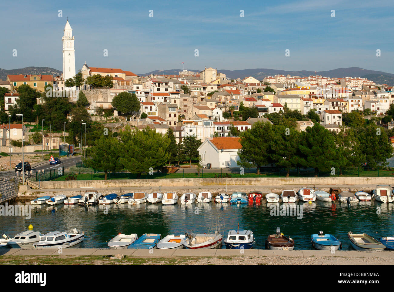 Geografia / viaggi, Croazia, Novi Vinodolski: vista città con barche e chiesa, Additional-Rights-Clearance-Info-Not-Available Foto Stock