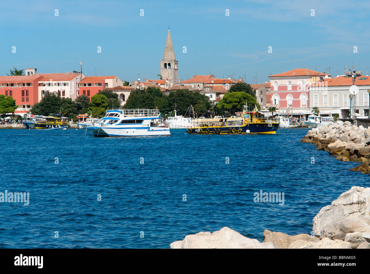 Geografia / viaggi, Croazia, Istria, Parenzo: vista città e barche, Additional-Rights-Clearance-Info-Not-Available Foto Stock