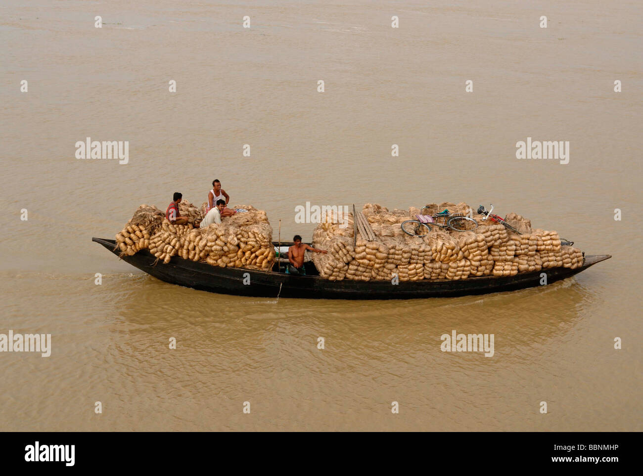 Geografia / viaggi, India Bengala Occidentale, vicino Mayapur: pesantemente caricato in barca sul fiume, Additional-Rights-Clearance-Info-Not-Available Foto Stock
