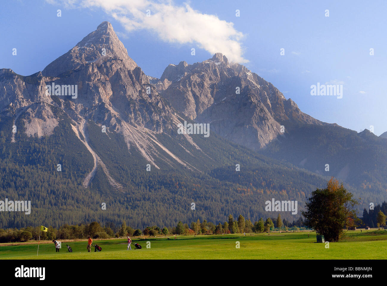Geografia / viaggi, Austria, Tirolo, Ehrwald, giocando a golf con Sonnenspitze Grunstein e montagne sullo sfondo, Additional-Rights-Clearance-Info-Not-Available Foto Stock