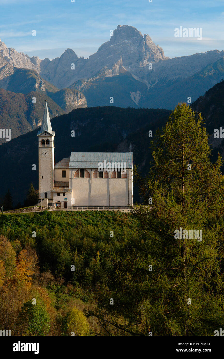 Geografia / viaggi, Italia, Trentino, Pieve di Cadore: paesaggio alpino e chiesa, Außenansicht, Additional-Rights-Clearance-Info-Not-Available Foto Stock