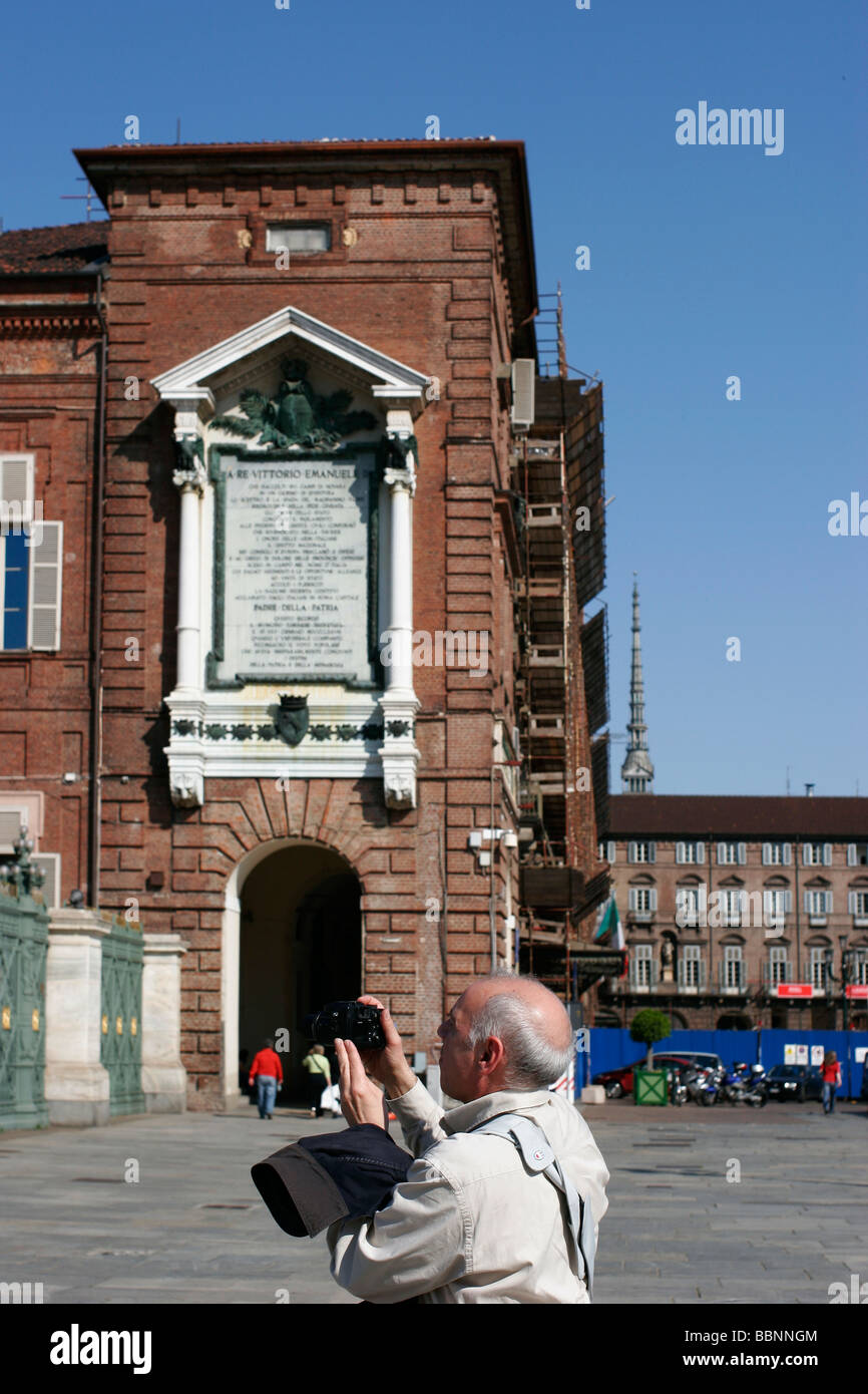 Uomo che fa un photograh in piazza Castello, Torino. Foto Stock