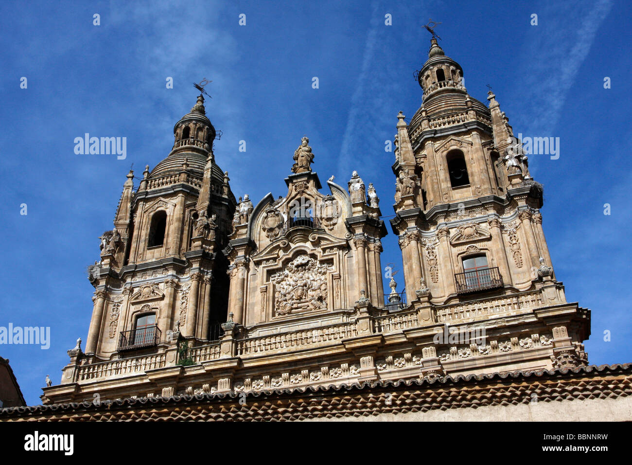 Cicogne nesting Clerecia sulla chiesa e collegio dei gesuiti Salamanca Spagna Castilla y Leon sito patrimonio mondiale come classificati dall'UNESCO Foto Stock