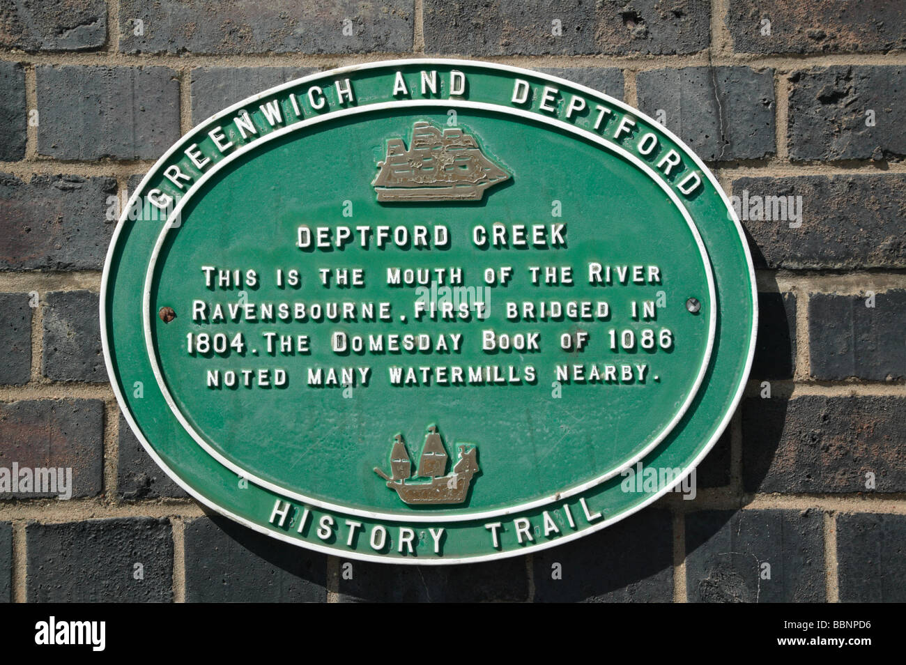 Una placca di marcatura della foce del fiume Ravensbourne, a Deptford Creek, dove esso entra nel fiume Tamigi Foto Stock