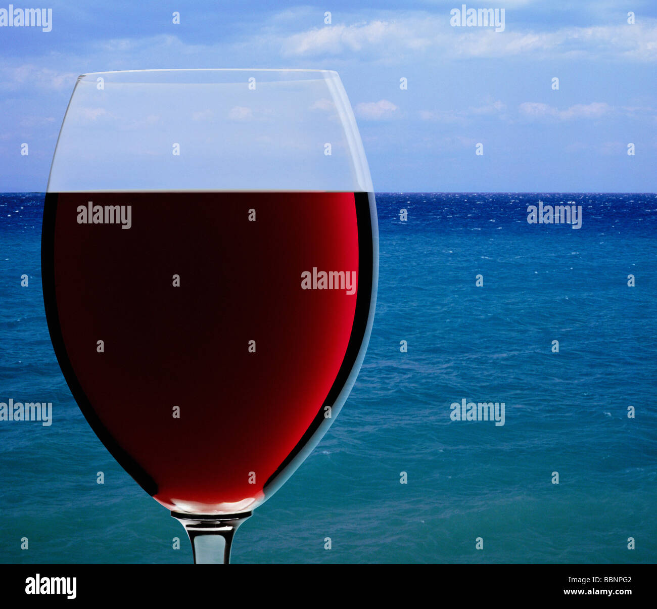 Bicchiere di vino sul mare orizzonte Foto Stock