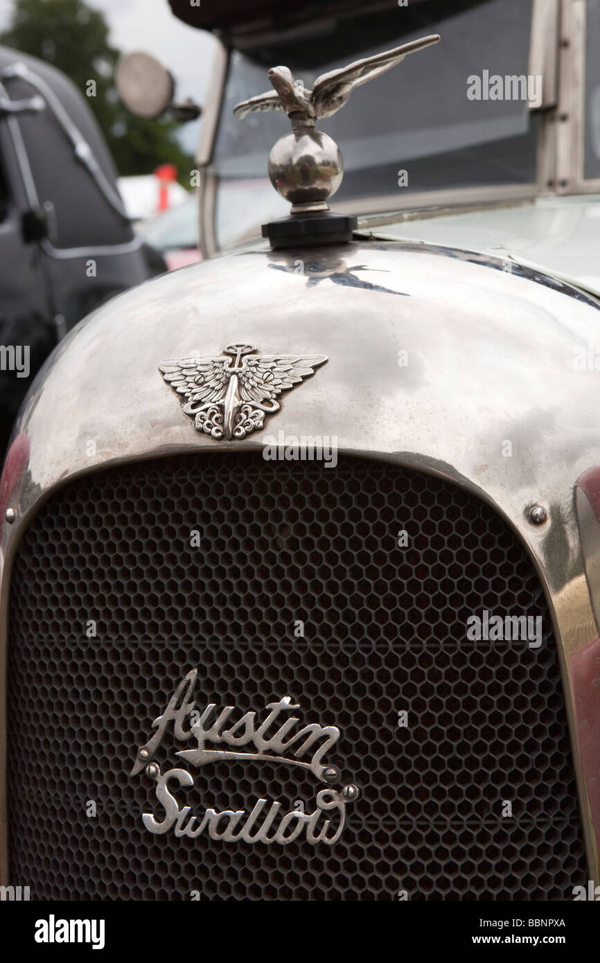 Automobilismo mascotte di uccelli sulla parte anteriore dei classici 1920s Austin 7 Swallow prima auto Jaguar veicolo Foto Stock