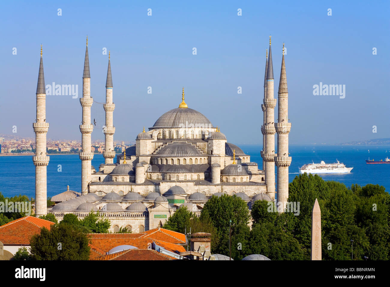 La Moschea Blu Sultan Ahmet Camii guardando attraverso il Bosforo in background Istanbul Turchia Foto Stock