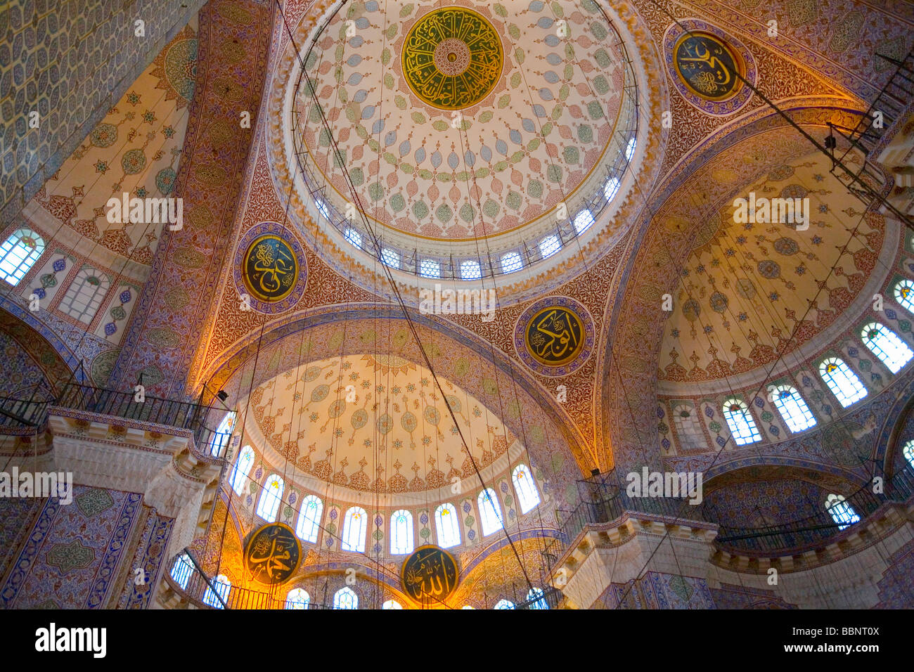 All'interno della cupola della Nuova Moschea Eminonu a Istanbul Foto Stock