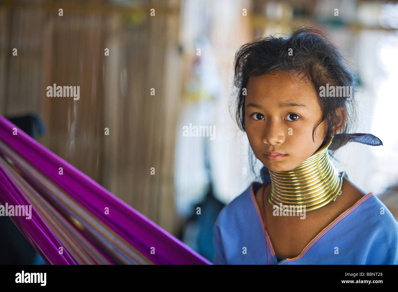 Chiang Mai, Thailandia;ritratto della ragazza con tessitura viola filo colorato Foto Stock
