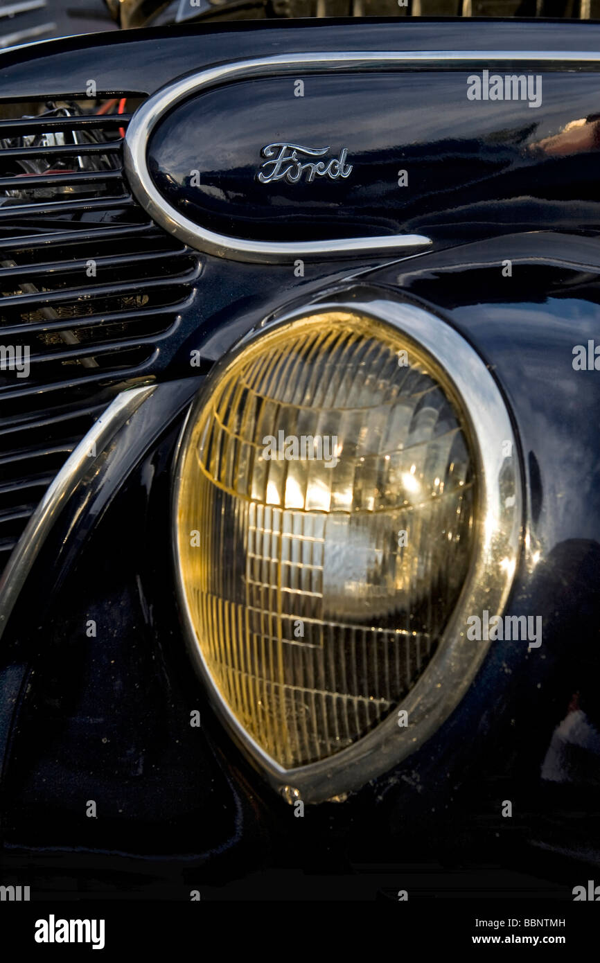 Il faro e il classico logo su un vintage Ford auto Foto Stock