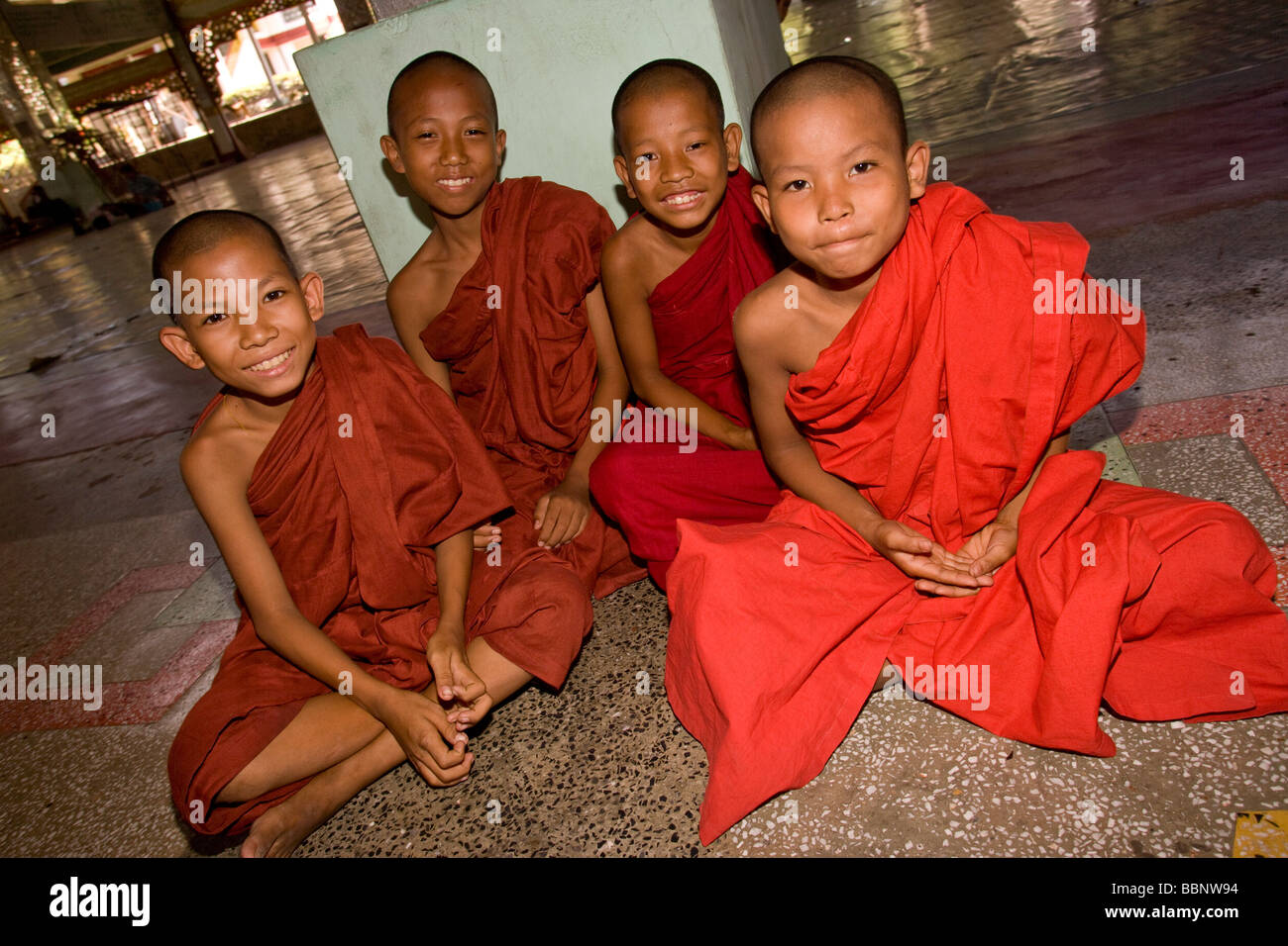 Yangoon,Myanmar;quattro giovani monaci buddisti in un tempio Foto Stock