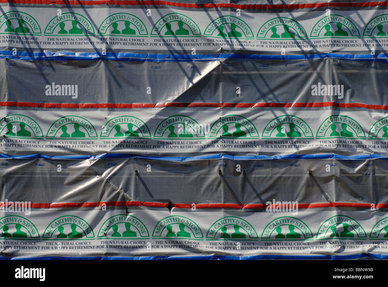 Annuncio pubblicitario per il pensionamento appartamenti Mccarthy e pietra Assisted Living sul ponteggio intorno al nuovo edificio Foto Stock