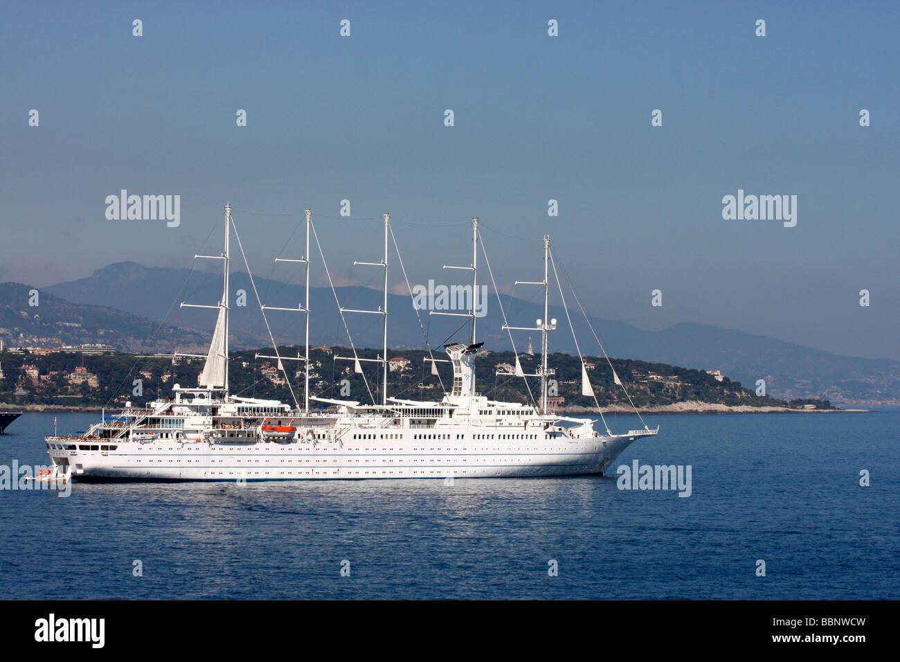 Il Wind Surf nave da crociera che sono ancorate al largo di Monte Carla,Mare Mediterraneo. Foto Stock