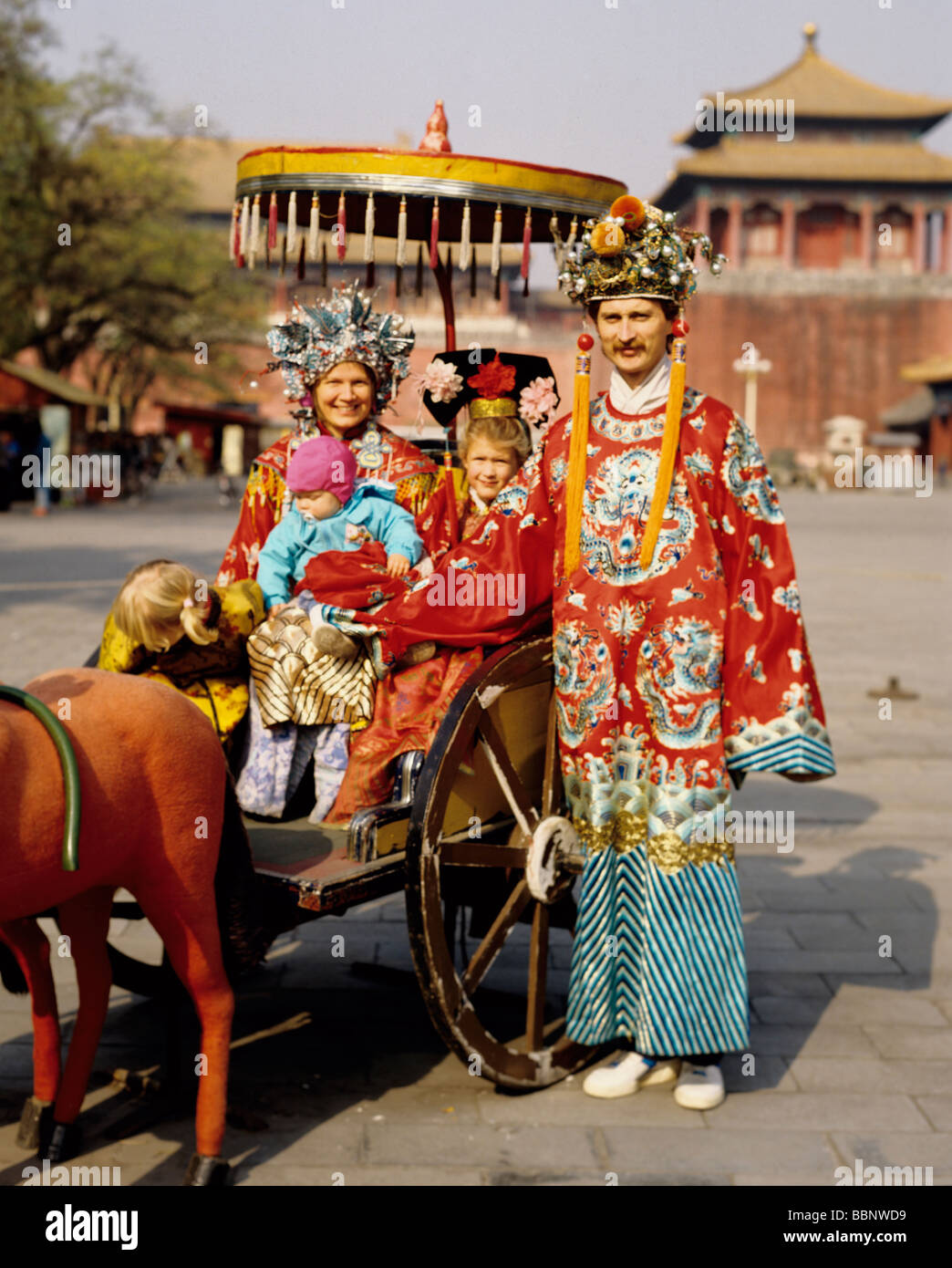 Cina, Pechino, la Città Proibita, i turisti occidentali in royal famiglia cinese costu me con cavallo e carrozza sotto una leggera ombra Foto Stock