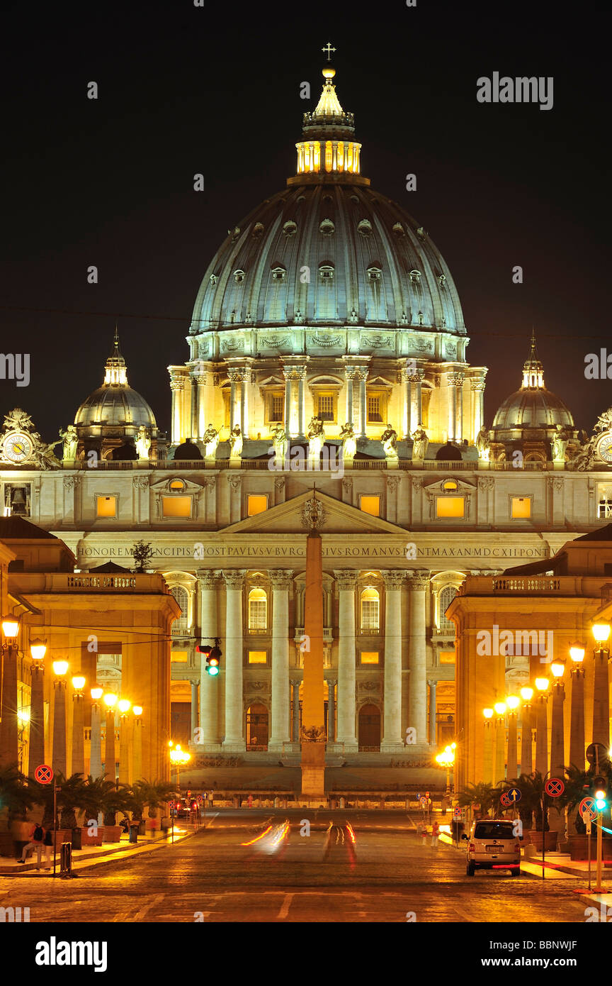 La Basilica di San Pietro vista da via della Conciliazione in Roma, lazio, Italy Foto Stock