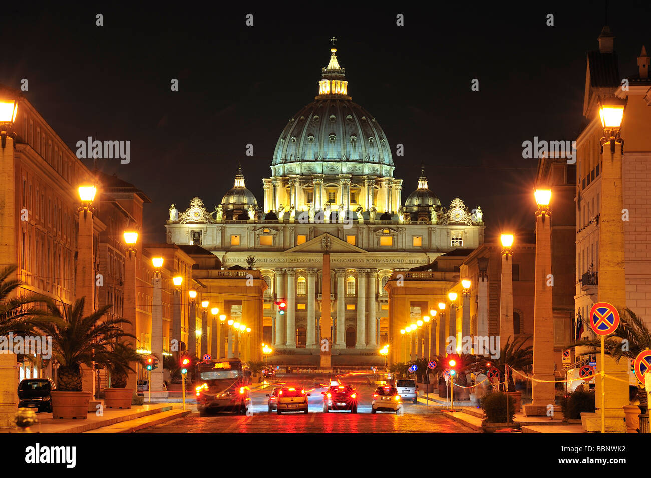 La Basilica di San Pietro vista da via della Conciliazione in Roma, lazio, Italy Foto Stock