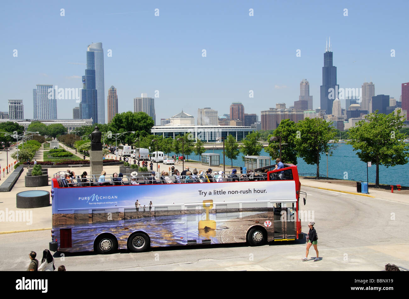 Sullo skyline di Chicago e tourbus visto da Isola del nord Illinois USA guardando verso est unità di solidarietà Foto Stock