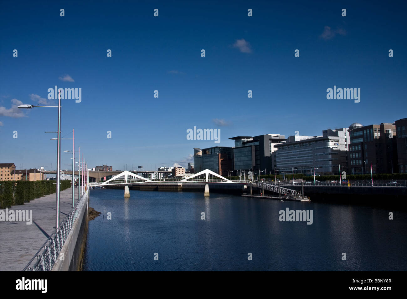 Sottolineatura ondulate Tradeston ponte prendere a tempo di giorno che collega il quartiere finanziario del Centro Cittadino di Glasgow con il southside. Foto Stock