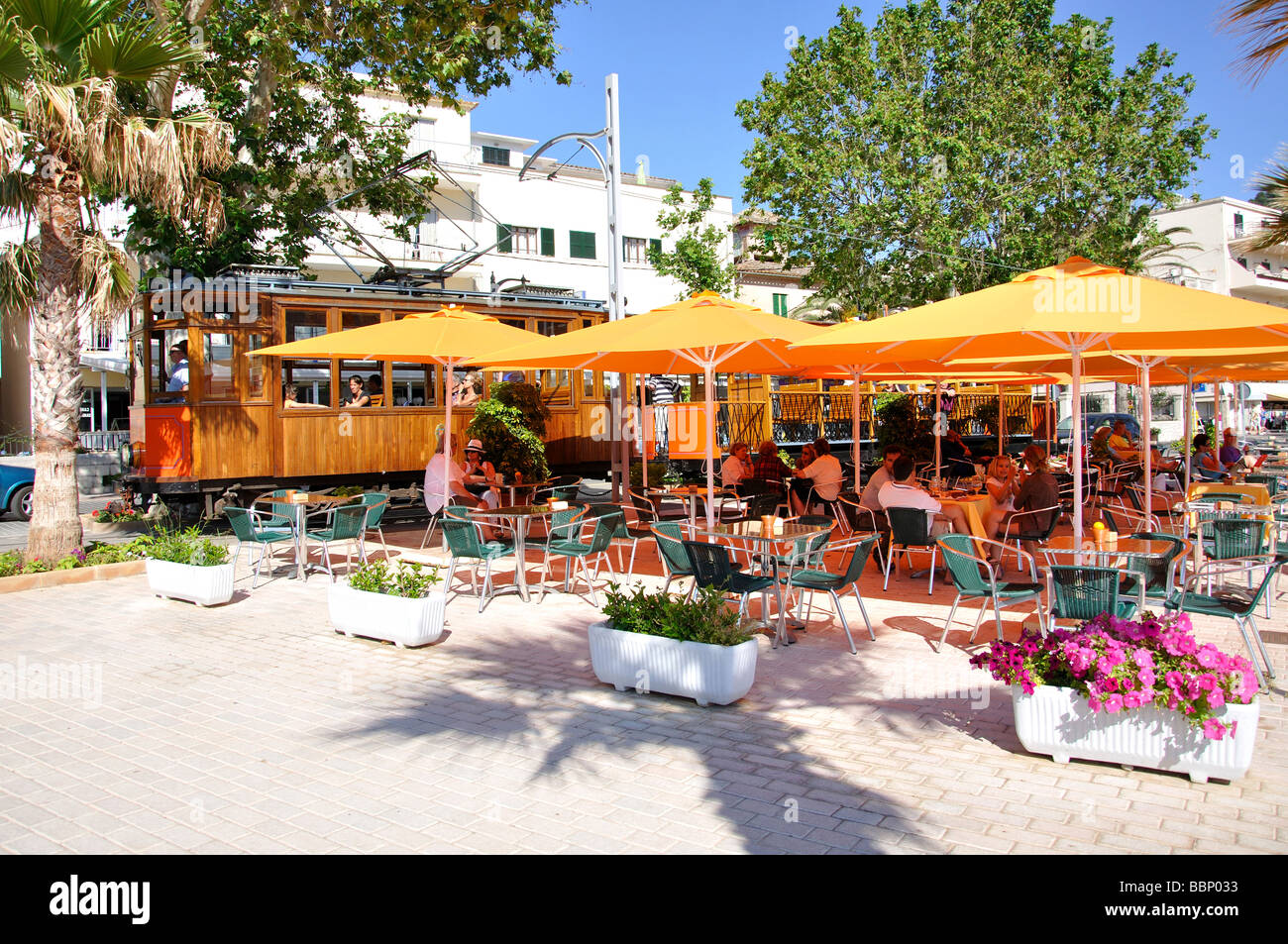 Il "Orange Express' Tram e cafe, Port de Soller, Soller comune, Maiorca, isole Baleari, Spagna Foto Stock