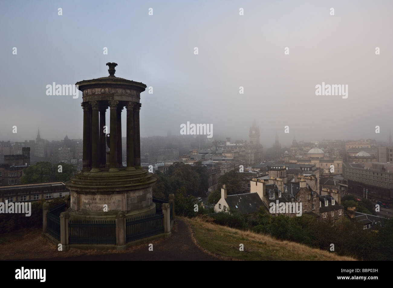 Vista di Edimburgo in Scozia, da Calton Hill Dugald Stewart monumento in primo piano Foto Stock