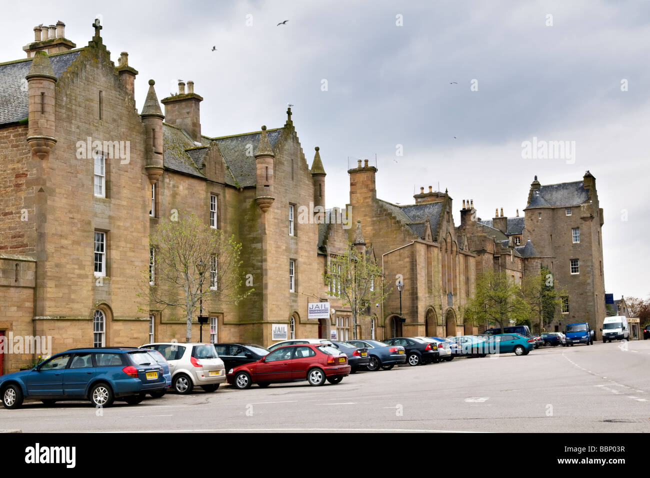 Main Street a Dornoch, east coast, Sutherland, Scozia mostra Dornoch Castle Hotel e la vecchia prigione Foto Stock