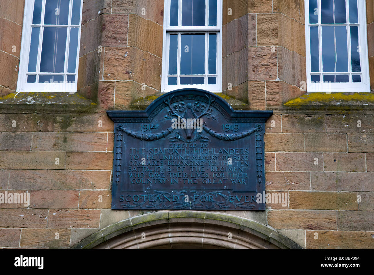 Seaforth Montanari una lapide commemorativa sul Sheriff Court House, Dornoch, East coast in Sutherland, Scozia Foto Stock