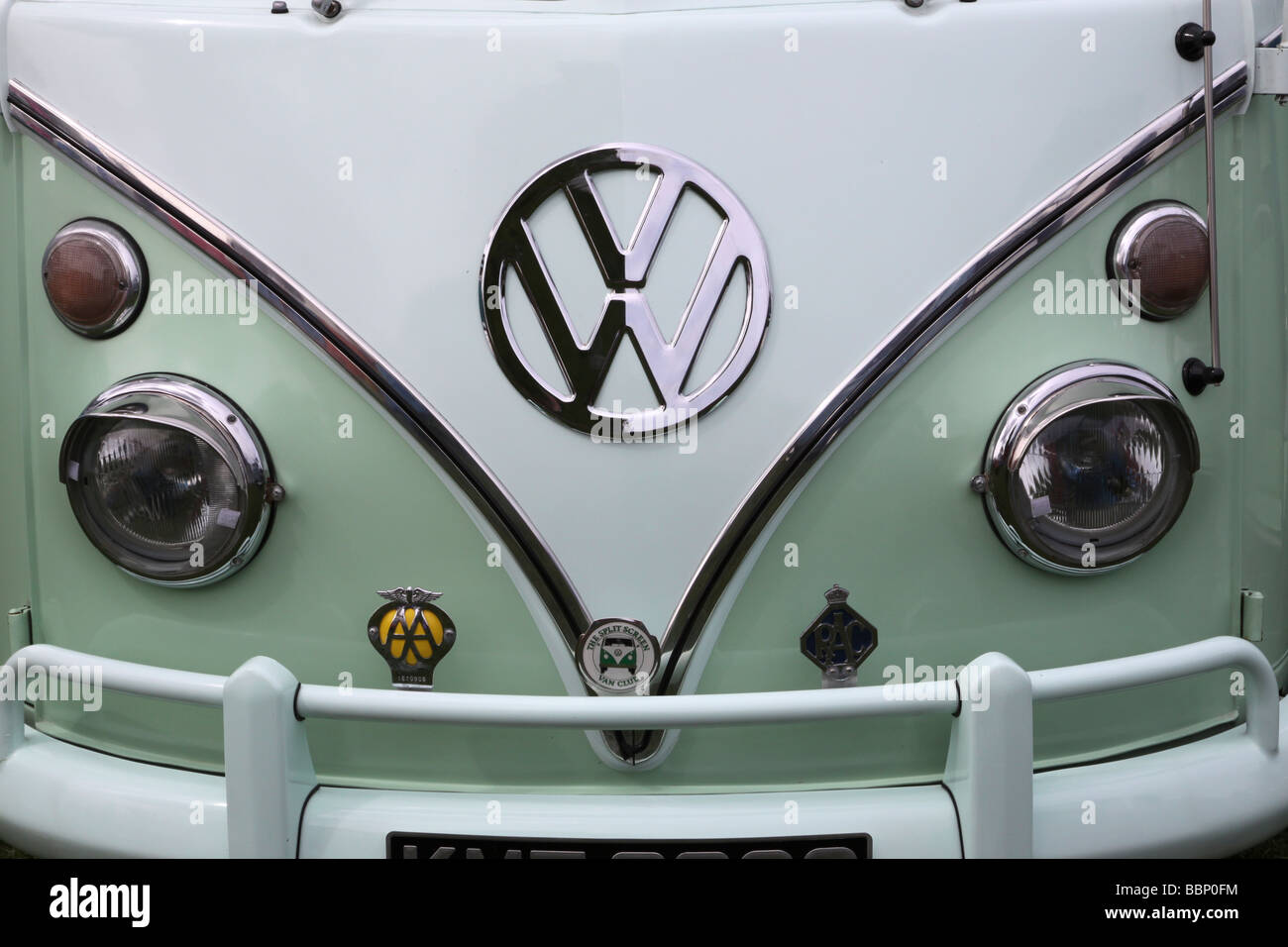 Parte anteriore del verde e bianco VW camper van mostrando il badge VW Foto Stock