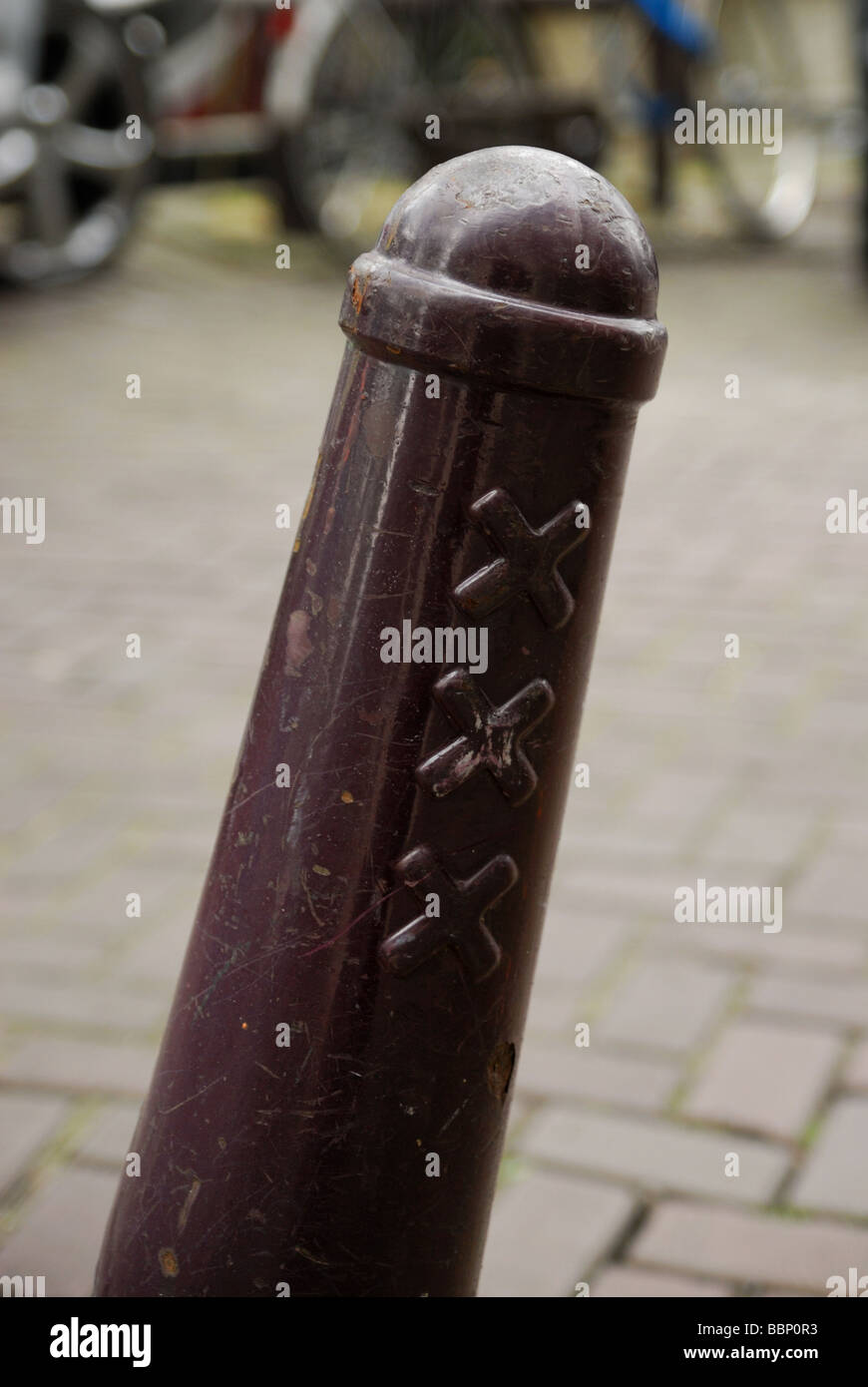 Tipico rosso marrone bollard acciaio chiamato Amsterdammertje in Amsterdam Paesi Bassi Foto Stock