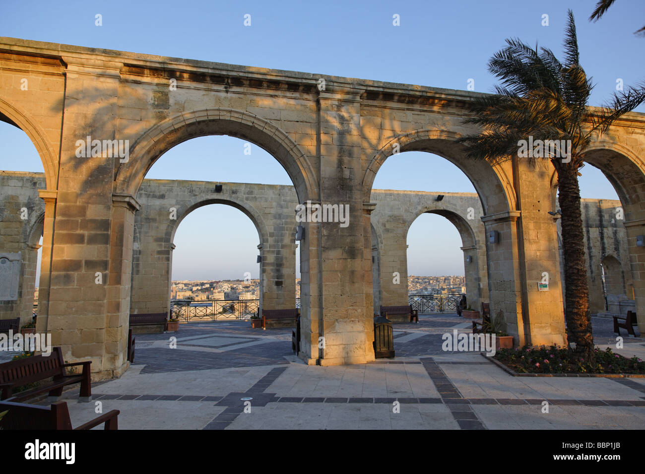 Malta, La Valletta, San Pietro e Paolo il bastione di luce del sole serale Foto Stock